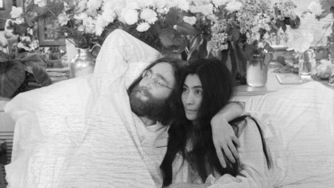 Photograph on John Lennon and Yoko Ono in bed.